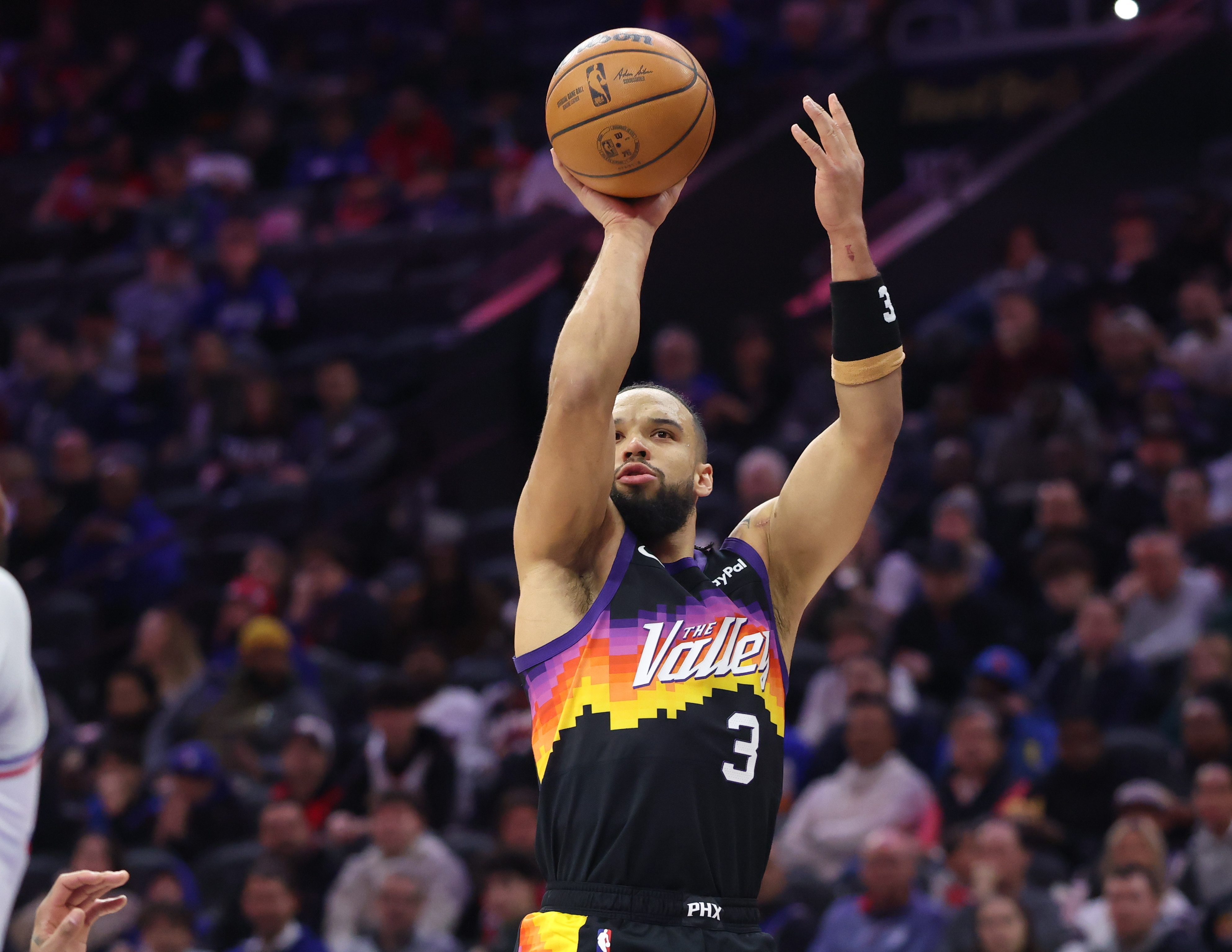 铁麻了！狄龙18中4仅拿11分6板2助1断 末节5中0